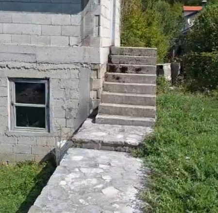 Kuća 45 m² na placu pored jezera, 8 km od centra – Nikšić