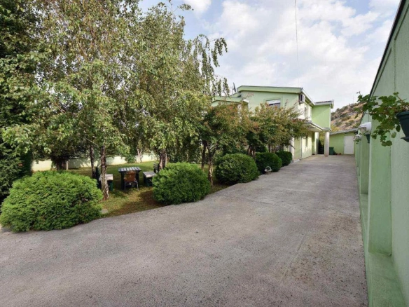 Kuća 235 m² sa ogradjenim placom od 508 m² – Velje Brdo, Podgorica
