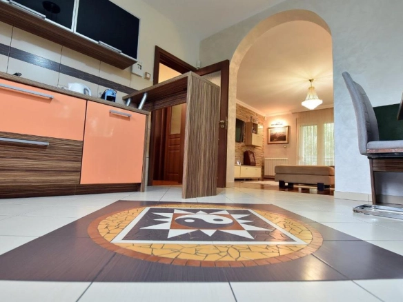 Kuća 235 m² sa ogradjenim placom od 508 m² – Velje Brdo, Podgorica