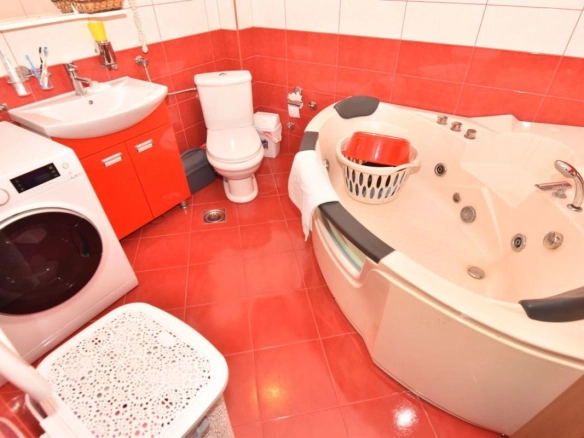 Kuća 235 m² sa ogradjenim placom od 508 m² – Velje Brdo, Podgorica