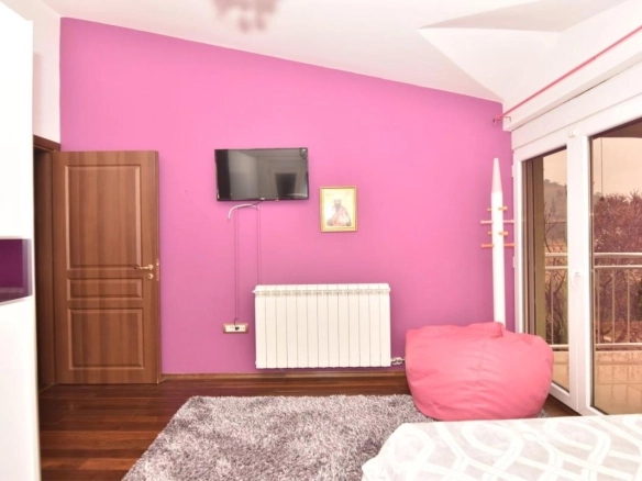 Kuća 235 m² sa ogradjenim placom od 508 m² – Velje Brdo, Podgorica