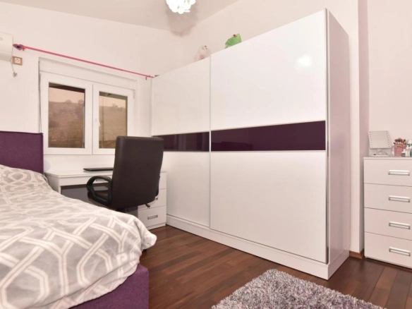 Kuća 235 m² sa ogradjenim placom od 508 m² – Velje Brdo, Podgorica