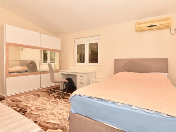 Kuća 235 m² sa ogradjenim placom od 508 m² – Velje Brdo, Podgorica