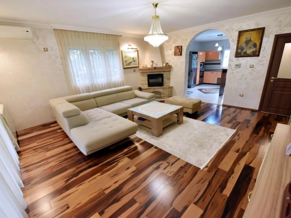 Kuća 235 m² sa ogradjenim placom od 508 m² – Velje Brdo, Podgorica