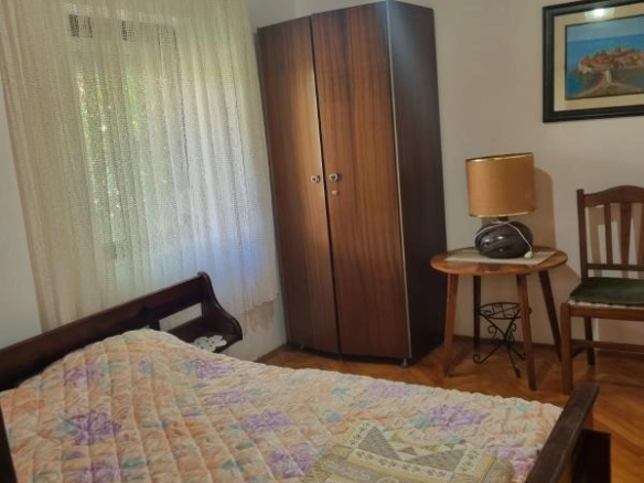 Trosoban dupleks stan 94 m² sa panoramskim pogledom na more – Petrovac, Budva