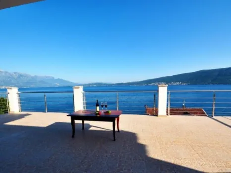 Kuća 330 m² na prvoj liniji do mora – Baošići, Herceg Novi