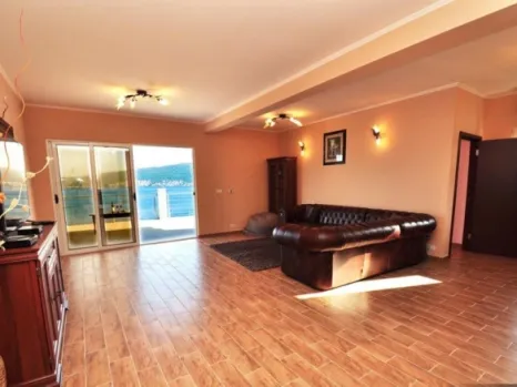 Kuća 330 m² na prvoj liniji do mora – Baošići, Herceg Novi