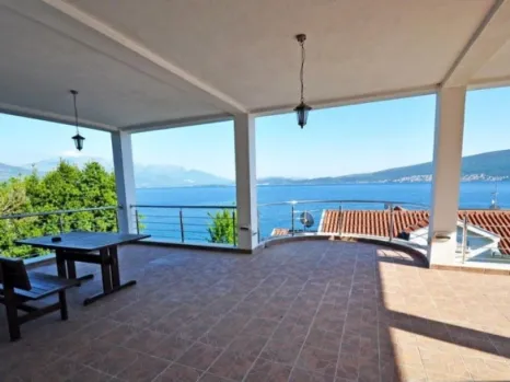 Kuća 330 m² na prvoj liniji do mora – Baošići, Herceg Novi