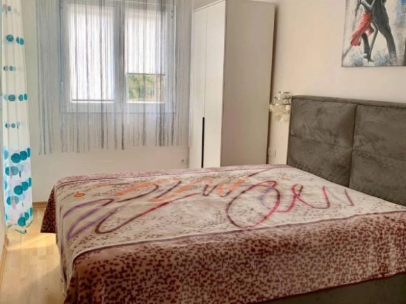 Jednosoban stan 42 m² sa pogledom na grad i planine – Lazi, Budva