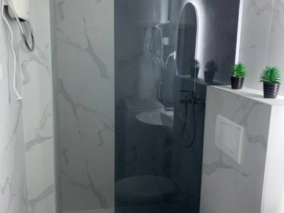 Jednosoban stan 42 m² sa pogledom na grad i planine – Lazi, Budva