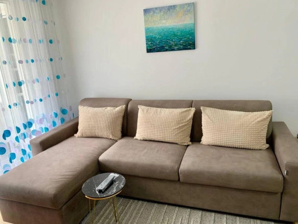 Jednosoban stan 42 m² sa pogledom na grad i planine – Lazi, Budva