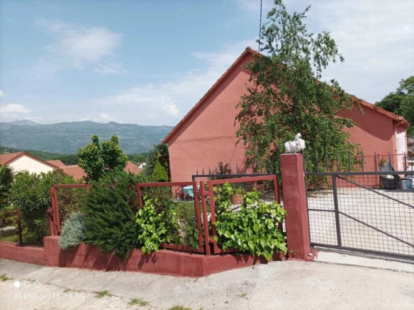 Kuća 130 m² na placu od 670 m² u mirnom zelenom okruženju – Danilovgrad