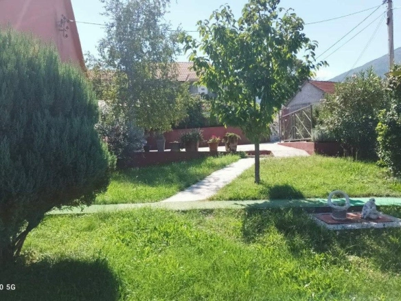 Kuća 130 m² na placu od 670 m² u mirnom zelenom okruženju – Danilovgrad