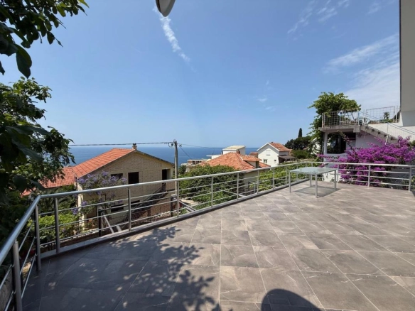 Kuća 136 m² sa pogledom na more na placu od 287 m² – Dobra Voda, Bar