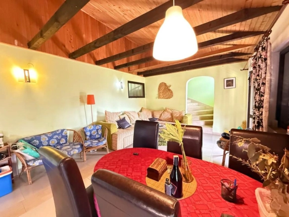 Kuća 140 m² sa placom od 372 m² i potokom uz parcelu – Čanj, Bar
