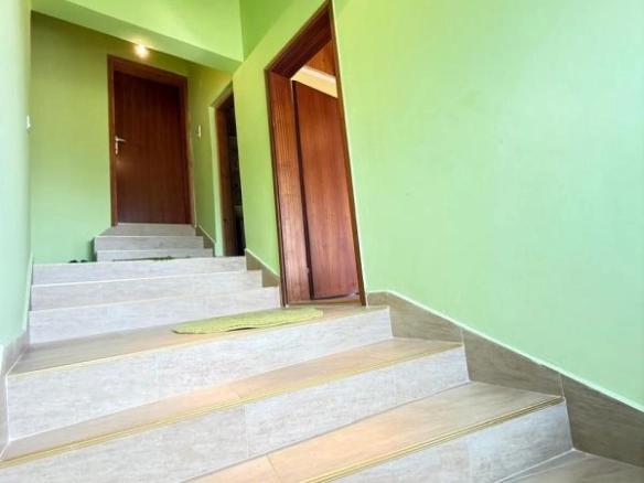 Kuća 140 m² sa placom od 372 m² i potokom uz parcelu – Čanj, Bar