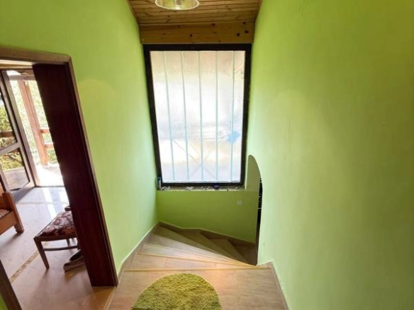 Kuća 140 m² sa placom od 372 m² i potokom uz parcelu – Čanj, Bar