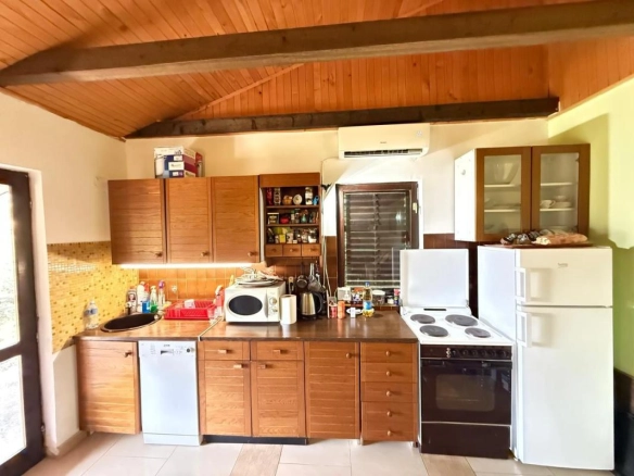 Kuća 140 m² sa placom od 372 m² i potokom uz parcelu – Čanj, Bar