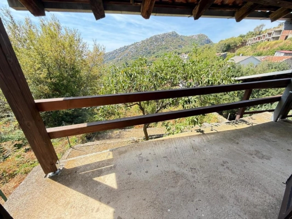 Kuća 140 m² sa placom od 372 m² i potokom uz parcelu – Čanj, Bar