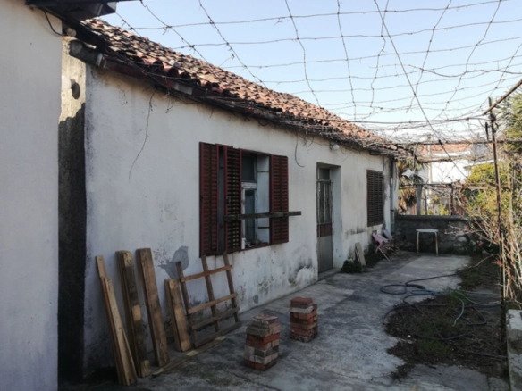 Dvije kamene kuće 118 m² za renoviranje na placu od 420 m² – Stara Varoš, Podgorica