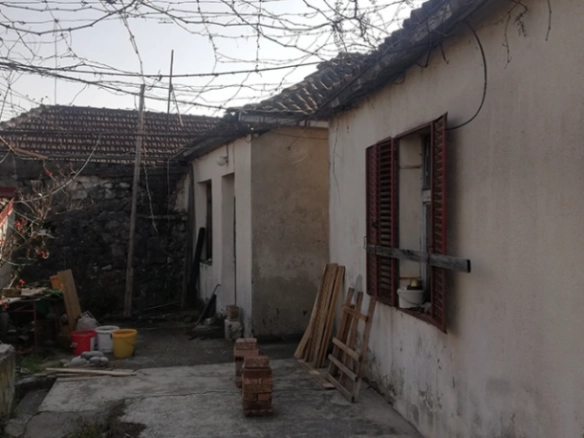 Dvije kamene kuće 118 m² za renoviranje na placu od 420 m² – Stara Varoš, Podgorica