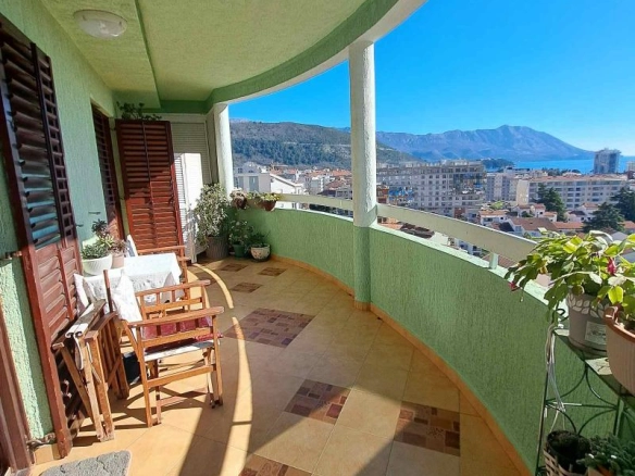 Trosoban stan 98 m² sa pogledom na more i garažom – Dubovica, Budva