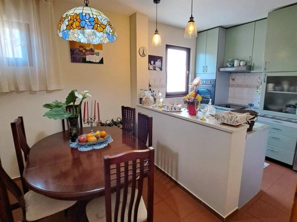 Trosoban stan 98 m² sa pogledom na more i garažom – Dubovica, Budva