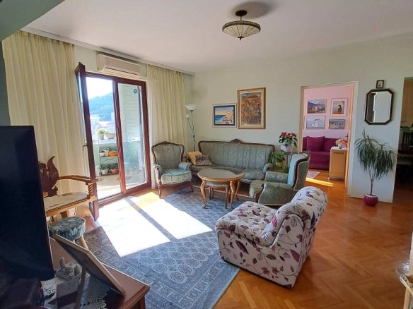 Trosoban stan 98 m² sa pogledom na more i garažom – Dubovica, Budva