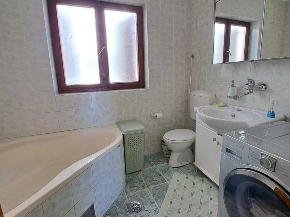 Trosoban stan 98 m² sa pogledom na more i garažom – Dubovica, Budva