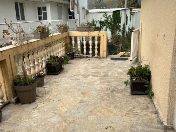 Kuća 200 m² sa 5 stanova blizu autobuske stanice – Bar