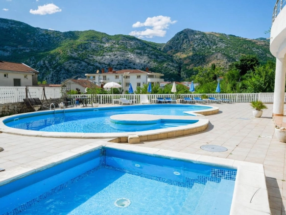 Trosoban stan 130 m² na dva nivoa sa pogledom na zaliv – Risan, Kotor