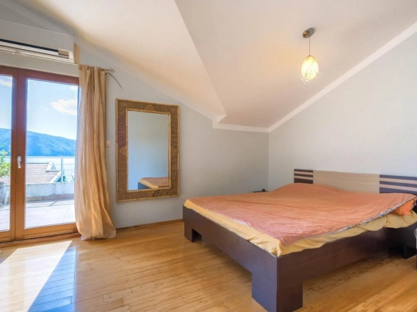 Trosoban stan 130 m² na dva nivoa sa pogledom na zaliv – Risan, Kotor