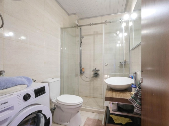 Trosoban stan 130 m² na dva nivoa sa pogledom na zaliv – Risan, Kotor