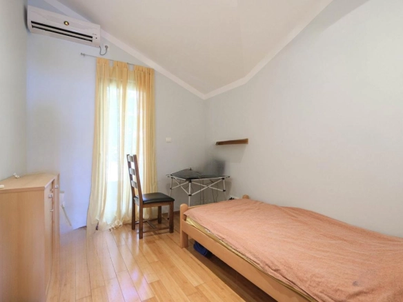 Trosoban stan 130 m² na dva nivoa sa pogledom na zaliv – Risan, Kotor