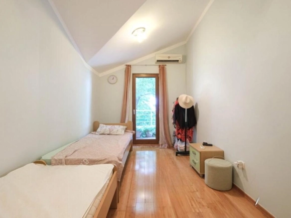 Trosoban stan 130 m² na dva nivoa sa pogledom na zaliv – Risan, Kotor