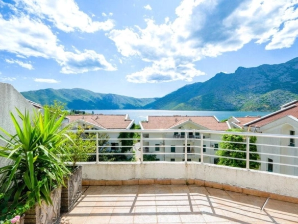 Trosoban stan 130 m² na dva nivoa sa pogledom na zaliv – Risan, Kotor