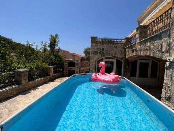 Izdavanje: Kamena vila 443 m² na 150 m od mora – Reževići, Budva