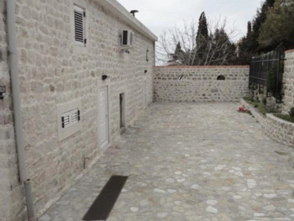 Izdavanje: Kamena vila 443 m² na 150 m od mora – Reževići, Budva
