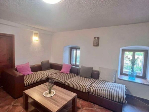 Izdavanje: Kamena vila 443 m² na 150 m od mora – Reževići, Budva