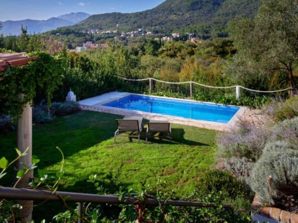 Kuća 140 m² sa bazenom i pogledom na more – Kavač, Kotor
