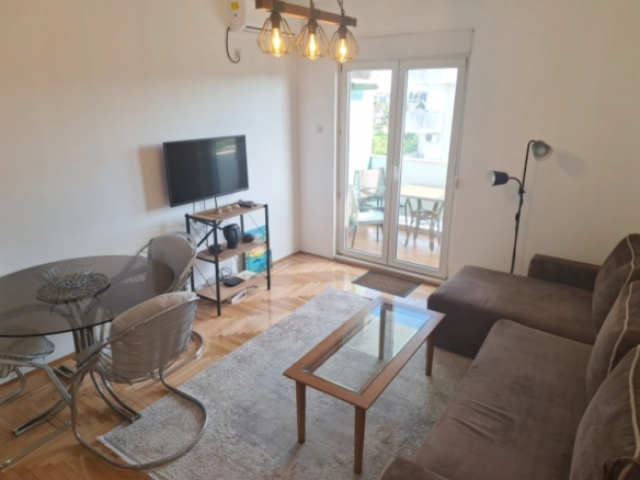 Izdavanje: Jednosoban stan 45 m² sa dva balkona – Zabjelo, Podgorica