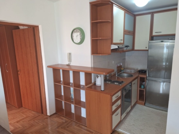 Izdavanje: Jednosoban stan 45 m² sa dva balkona – Zabjelo, Podgorica
