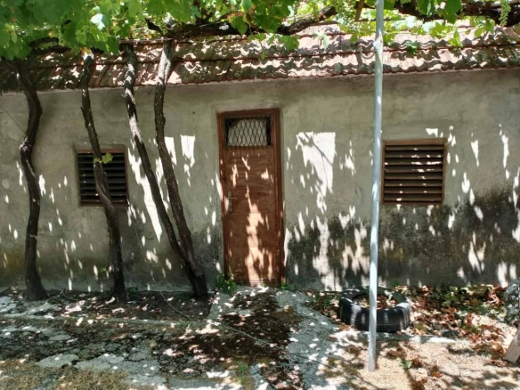 Kuća 180 m² u centru Golubovaca sa garažom i tri placa – Golubovci, Podgorica