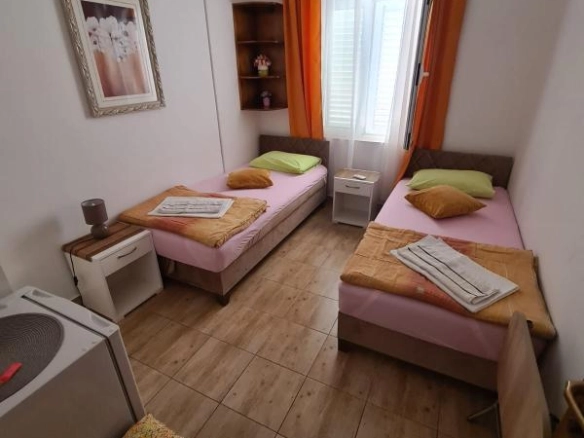 Kuća 238 m² potpuno renovirana 2021. na ograđenom placu – centar Budve
