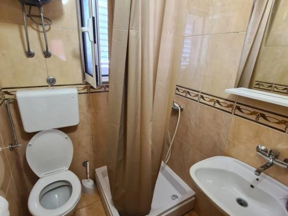 Kuća 238 m² potpuno renovirana 2021. na ograđenom placu – centar Budve