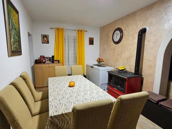 Kuća 238 m² potpuno renovirana 2021. na ograđenom placu – centar Budve