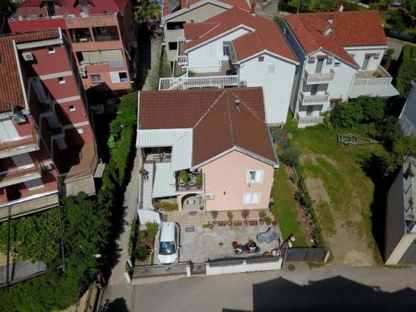 Kuća 238 m² potpuno renovirana 2021. na ograđenom placu – centar Budve