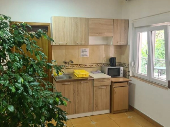 Kuća 238 m² potpuno renovirana 2021. na ograđenom placu – centar Budve