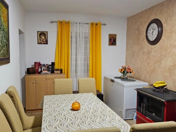 Kuća 238 m² potpuno renovirana 2021. na ograđenom placu – centar Budve