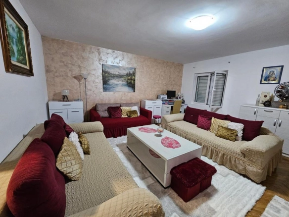Kuća 238 m² potpuno renovirana 2021. na ograđenom placu – centar Budve
